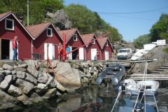 in-unserem-bootshaus-ist-platz-fuer-angelutensilien